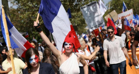 Une manifestante déguisée en Marianne défilé avec le parti natioanlsite «Les Patriotes» contre le pass sanitaire le 4 septembre 2021 à Paris.