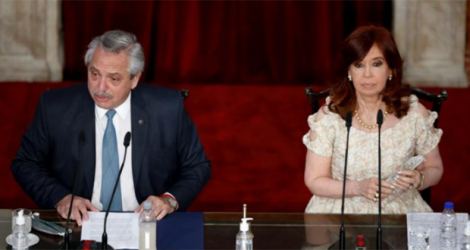 Le président argentin Alberto Fernandez (g) et la vice-présidente Cristina Kirchner à Buenos Aires, le 1er mars 2021.