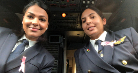Priya Doobaree (à droite) est tombée de très haut en se retrouvant sur la liste des 18 pilotes mis sur la touche sans salaire pendant cinq ans.