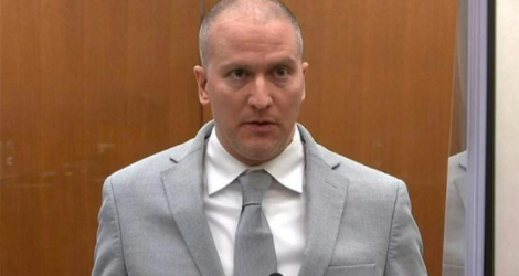 L'ex-policier américain Derek Chauvin écoute sa sentence pour le meurtre de George Floyd, le 25 juin 2021 à Minneapolis.
