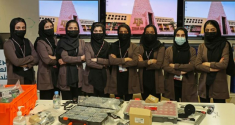 Une équipe de robotique afghane exclusivement féminine au laboratoire de l'université qatarie Texas A&M, à Doha, le 14 septembre 2021.
