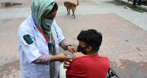 Un homme se fait administrer le vaccin Covishield contre le Covid-19 sur un marché de Srinagar le 24 septembre 2021.