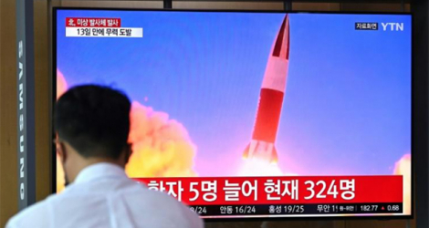Les images d'un essai de missile nord-coréen diffusées sur un écran dans une gare de Séoul, le 28 septembre 2021 en Corée du Sud.