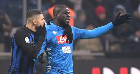 Les joueurs de Naples se disputent avec l'arbitre Paolo Mazzoleni après sa décision controversée de donner un carton rouge au défenseur sénégalais Kalidou Koulibaly. 