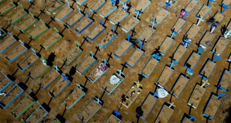 Vue aérienne de tombes de victimes du Covid-19 le 15 avril 2021 dans un cimetière de Manaus, au Brésil.