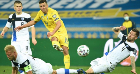 L'attaquant ukrainien Aluisio Moraes tente une frappe devant la défense regroupée de la Finlande au match aller à Kiev, le 28 mars 2021.