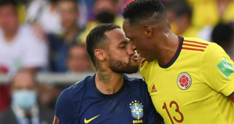 Le Brésilien Neymar (g) et le Colombien Yerry Mina se défient dans un match de qualifications au Mondial-2022 entre leurs sélections (0-0) à Barranquilla, en Colombie, le 10 octobre 2021.