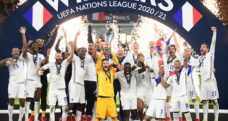 Le capitaine Hugo Lloris soulève le trophée de la Ligue des nations remporté par la France face à l'Espagne à Milan, le 10 octobre 2021.