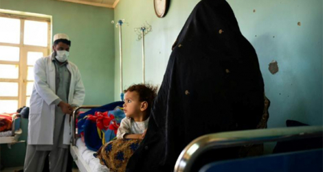 Un docteur parle à une patiente venue avec son enfant à la clinique de Tangi Saidan, le 6 octobre 2021 en Afghanistan.