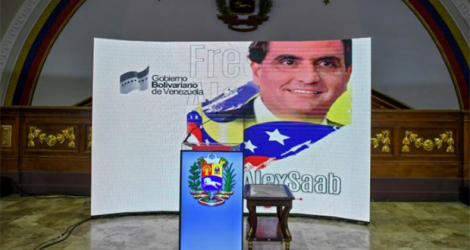 La photo de l'homme d'affaires colombien Alexander Saab, un proche du président vénézuélien Nicolas Maduro, est projetée sur un écran à l'Assemblée nationale à Caracas le 16 octobre 2021, avant une conférence de presse.