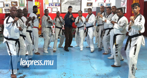 Elèves-instructeurs de Taekwondo autour du Grand Maître Mario Hung Wai Wing (c) au dojan de Grande-Rivière-Nord-Ouest