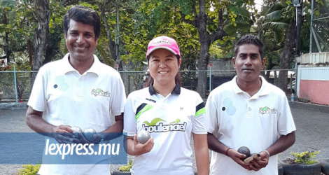 De gauche à droite, l’équipe championne composée de Salim Sookharry ,Pamela Wong et Sunil Kumar Sumoreeah