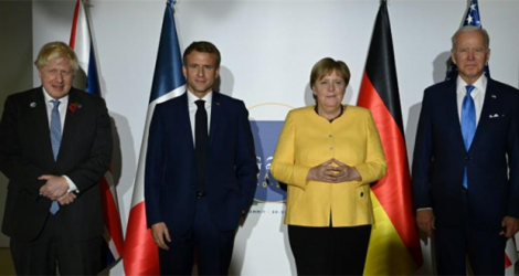 (de g à d) Le Premier ministre britannique Boris Johnson, le président français Emmanuel Macron, la chancelière allemande Angela Merkel et le président américain Joe Biden à Rome, le 30 octobre 2021.