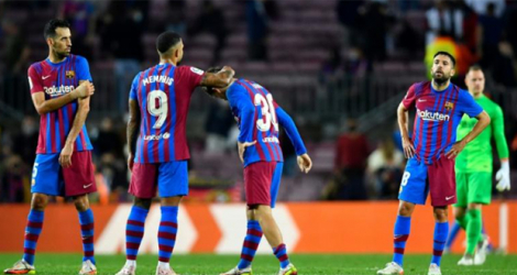Les joueurs barcelonais après avoir concédé le nul (1-1) contre Alavés à domicile, lors de la 12 journée de Liga, le 30 octobre 2021 au Camp Nou.