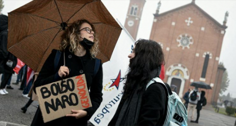 Des manifestants protestent contre la visite de Jair Bolsonaro à Anguillara Veneta, en Italie, dont il doit être fait citoyen d'honneur, le 1er novembre 2021.