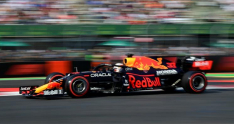 Le pilote néerlandais Max Verstappen, au volant de sa Red Bull, lors de la 2e séance d'essais libres du Grand Prix du Mexique de Formule 1, le 5 novembre 2021 sur le circuit des Frères Rodríguez à Mexico.