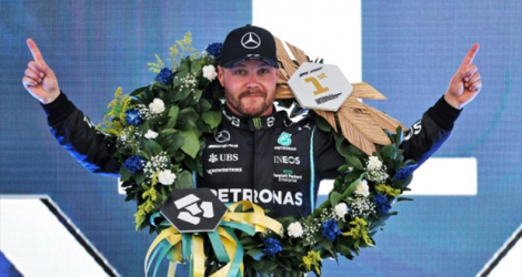 La joie du pilote finlandais Valtteri Bottas, vainqueur de la course qualificative et donc de la pole position, le 13 novembre 2021 sur le circuit d'Interlagos, à la veille du Grand Prix du Brésil de Formule 1.