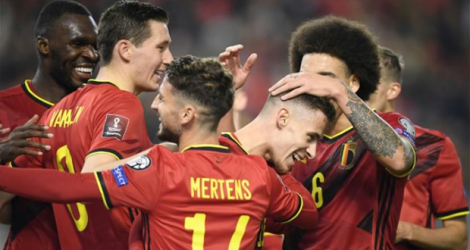 La joie des Belges après le 3e but marqué par le milieu de terrain Thorgan Hazard face à l'Estonie, lors des éliminatoires de la Coupe du monde 2022 au Qatar, le 13 novembre 2021 à Bruxelles.