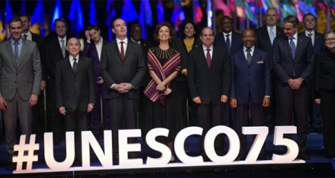 Photo de famille des dirigeants venus pour fêter le 75e anniversaire de l'Unesco à Paris, le 12 novembre 2021.