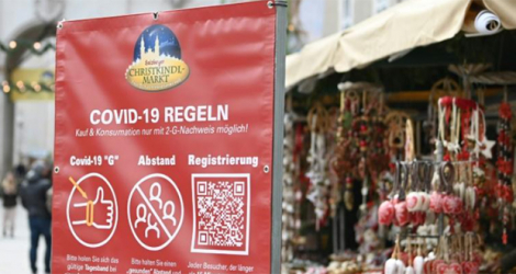 Un panneau indiquant les restrictions jusqu'à présent en vigueur sur un marché de Noël à Salzburg, le 19 novembre 2021.
