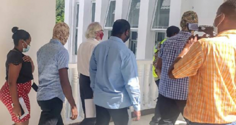 L’ancien ministre Maurice Lousteau Lalanne, bien entouré, quittant le palais de justice, hier, après la décision du juge de le maintenir en détention.©SEYCHELLES NEWS AGENCY