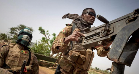 Des soldats maliens en patrouille sur la route entre Mopti et Djenne, le 28 février 2020.