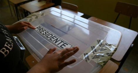 Urne pour l'élection présidentielle au Chili dans un bureau de vote de Punta Arenas, le 18 décembre 2021.