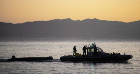 Un bateau de garde-côtes tracte un bateau pneumatique utilisé par des migrants pour rejoindre la Grèce, en 2019.