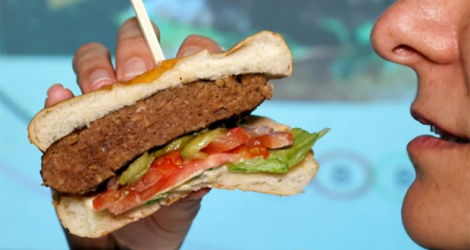 Un burger au steak végétal cuisiné par un robot, à Herzliya en Israël le 28 décembre 2021. 