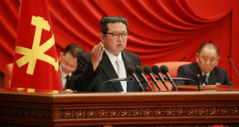 Une photo diffusée par l'agence d'Etat nord-coréenne KCNA montre le leader Kim Jong Un prononçant un discours lors d'une réunion du Parti des travailleurs à Pyongyang. 