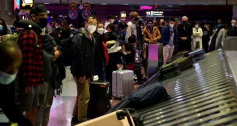 Des passagers attendent pour récupérer leurs bagages, à l'aéroport international Harry Reid de Las Vegas aux Etats-Unis, le 2 janvier 2022.