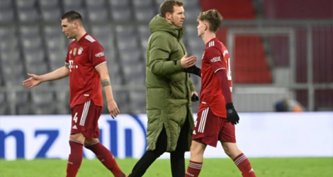 Le défenseur du Bayern Munich, Niklas Suele, l'entraîneur Julian Nagelsmann et le milieu de terrain Paul Wanner, après la défaite à domicile, 2-1 face au Borussia Moenchengladbach, lors de la 18e journée de Bundesliga, le 7 janvier 2022.