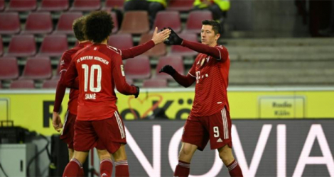 L'attaquant polonais du Bayern Munich, Robert Lewandowski, félicité par ses coéquipiers après avoir marqué le 3e but sur le terrain de Cologne, lors de la 19e journée de Bundesliga, le 15 janvier 2022.