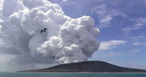 Gigantesque panache de fumée lors de l’éruption volcanique.