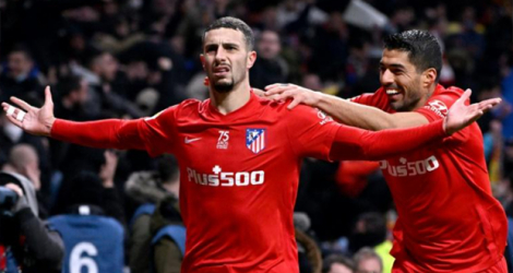 La joie du défenseur de l'Atlético Madrid, Mario Hermoso, félicité par l'attaquant uruguayen Luis Suarez, après avoir marqué le but de la victoire, 3-2 face à Valence, lors de la 22e journée de LaLiga, le 22 janvier 2022 au Wanda Metropolitano Stadium.