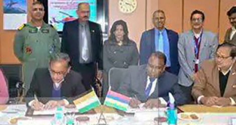 Signature du contrat entre Hindustan Aeronautics Limited et le gouvernement mauricien, représenté par Om Kumar Dabidin, mercredi.© HAL