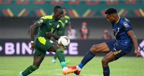 L'attaquant sénégalais Sadio Mané, aux prises avec le défenseur du Cap-Vert, Steven Fortes, lors de leur 8e de finale de la Coupe d'Afrique des nations, le 25 janvier 2022 à Bafoussam (Cameroun).