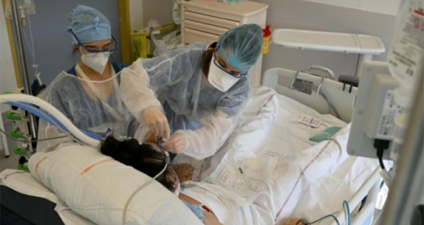 Des infirmières au chevet d'un malade du Covid dans une unité de soins intensifs à Marseille, le 5 janvier 2022.