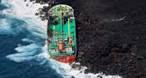 Vue aérienne du pétrolier mauricien Tresta Star, échoué sur la côte sud de l'île de La Réunion pendant le passage du cyclone Batsirai, le 11 février 2022 afp.com - Richard BOUHET