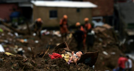 Une poupée dans les décombres à Pétropolis, au Brésil, le 16 février 2022 alors que les équipes de secours cherchent des survivants après des glissements de terrain.