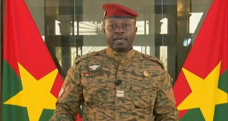 Le lieutenant-colonel Paul-Henri Sandaogo Damiba lors de sa première intervention à la télévision burkinabè le 27 janvier 2022.