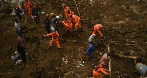 Des sauveteurs recherchent des victimes le 19 février 2022 à Petropolis, au Brésil.