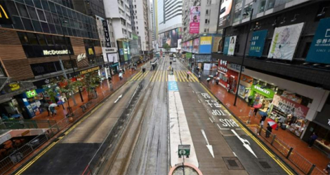 Une rue d'habitude très animée de Hong Kong, en proie à une résurgence du Covid, le 21 février 2022.