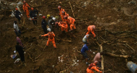 Des sauveteurs recherchent des victimes le 19 février 2022 à Petropolis, au Brésil.