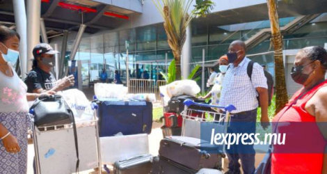 Les cinq Chagossiens qui faisaient partie de la mission vers Bleinheim Reef à l’aéroport de Plaisance. Ils sont rentrés hier à la mi-journée.