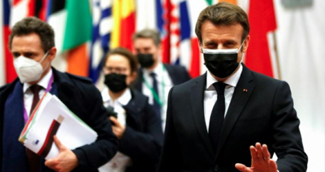 Emmanuel Macron quitte le sommet européen à Bruxelles, le 25 février 2022.