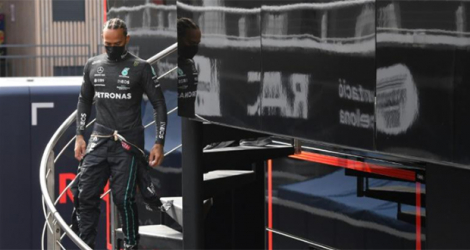 Le pilote Mercedes Lewis Hamilton quitte sa loge pour les essais de pré-saison sur le circuit de Montmelo, le 25 février 2022.