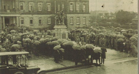 Photo de l’inauguration du monument aux morts devant le collège Royal de Curepipe, le 15 avril 1922.