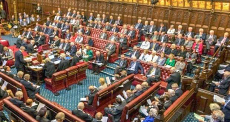 Les discussions autour d’un projet de loi démarrent à la Chambre des communes puis celui-ci est examiné par la «House of Lords» avant de revenir devant la House of Commons.