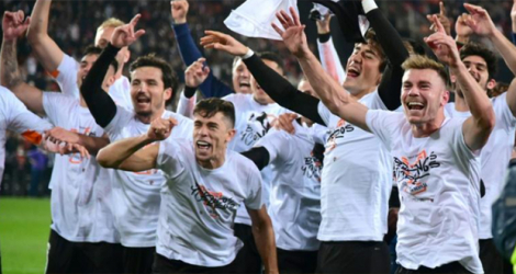 La joie des joueurs de Valence, qualifiés pour la finale de la Coupe du Roi, après leur victoire à domicile, 1-0 face à l'Athletic Bilbao en demi-finale retour, le 2 mars 2022 au Stade de Mestalla.